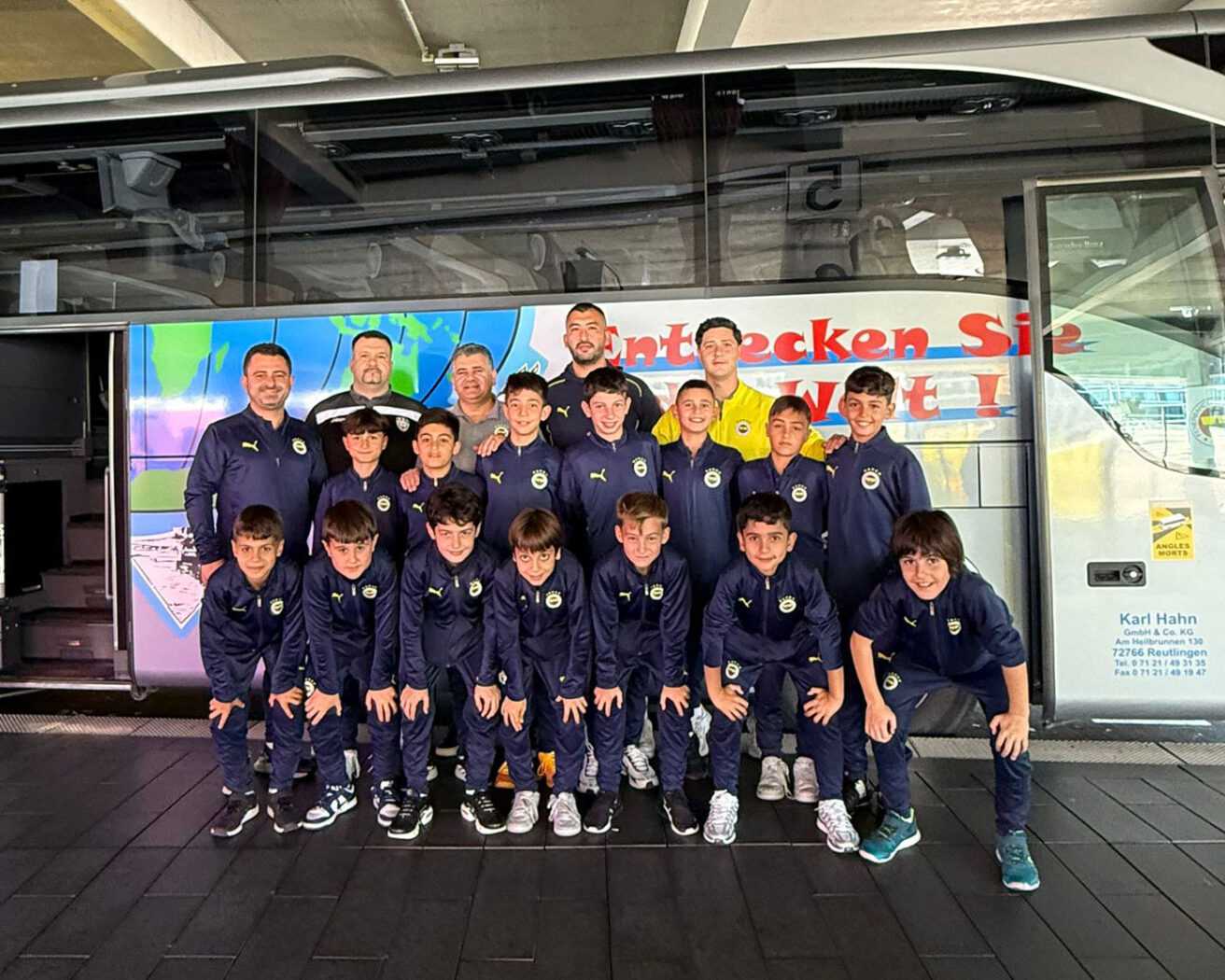 Die U10 von Fenerbahçe Istanbul beim Empfang am Flughafen Stuttgart